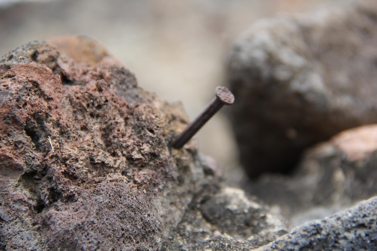 Foto primer plano de un cigarrillo en una roca