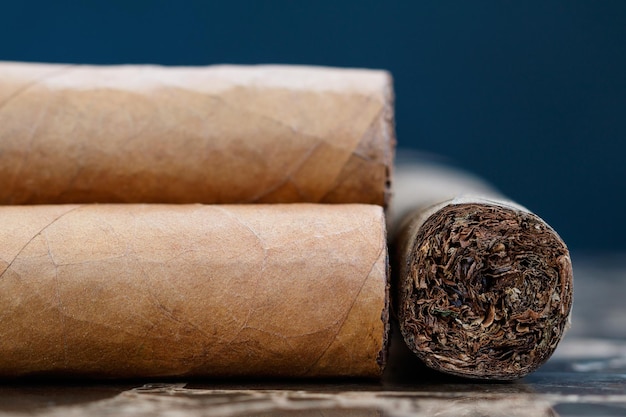 Primer plano de los cigarrillos en la mesa