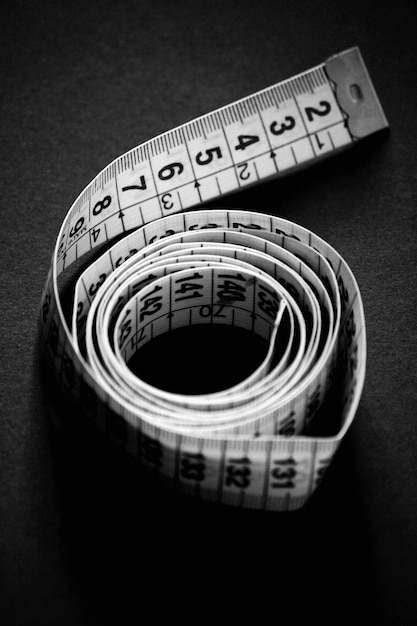 Primer plano de la cinta de medir en la mesa