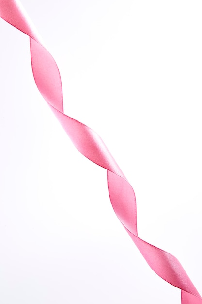 Foto primer plano de la cinta rosada contra un fondo blanco