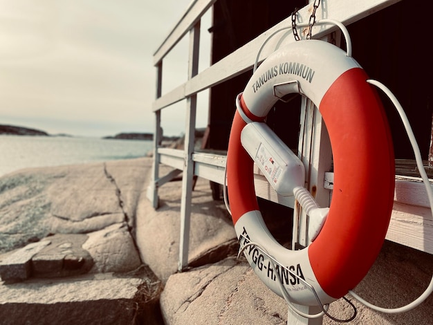 Foto primer plano del cinturón salvavidas en la playa