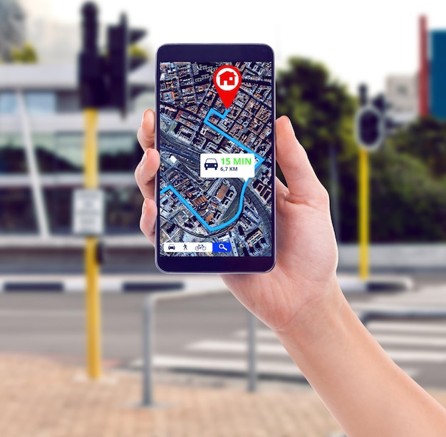 Primer plano de la ciudad y la mano con un mapa de teléfono inteligente y conexión para la dirección de viaje o calles Sosteniendo una persona de teléfono celular o un viajero con una aplicación móvil carreteras o tecnología para transporte o ubicación