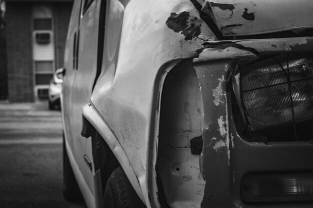 Primer plano de un coche abandonado