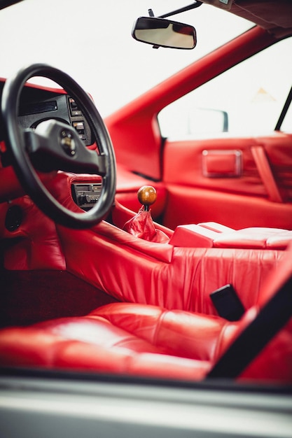 Primer plano de un coche antiguo rojo