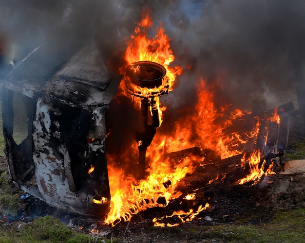 Primer plano de coche ardiente