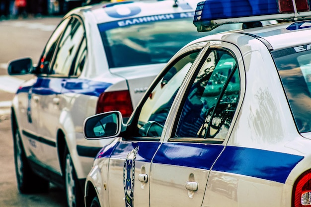 Foto primer plano de un coche azul en la carretera