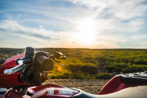 Foto primer plano del coche en el campo contra el cielo