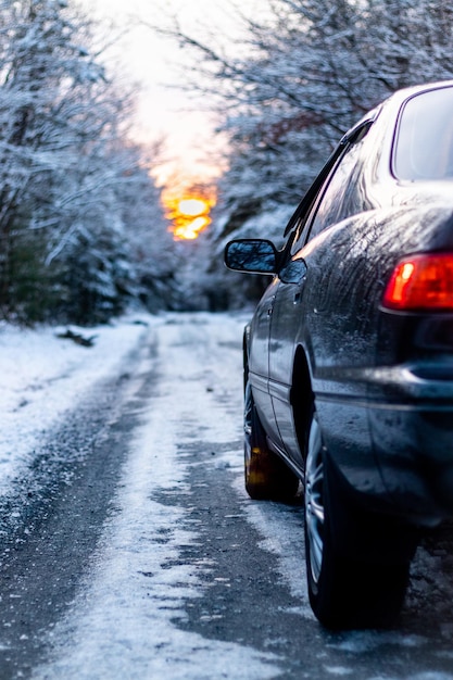 Primer plano del coche en la carretera