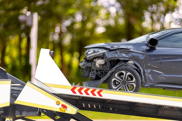 Primer plano de un coche dañado en la carretera