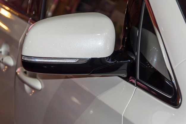 Primer plano de un coche de época