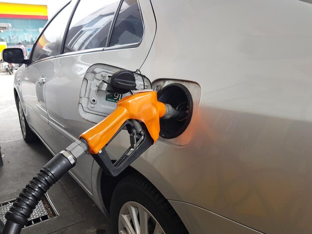 Primer plano de un coche en una gasolinera