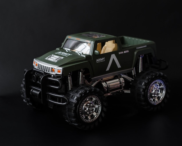 Primer plano de un coche de juguete contra un fondo negro