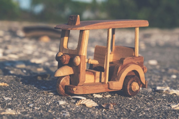 Foto primer plano de un coche de juguete de madera en el campo