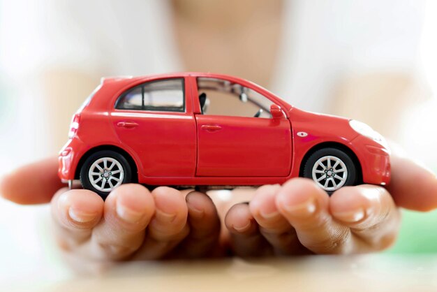 Foto primer plano de un coche de juguete en la mano