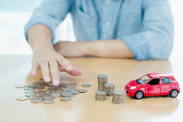 Primer plano de un coche de juguete en la mesa