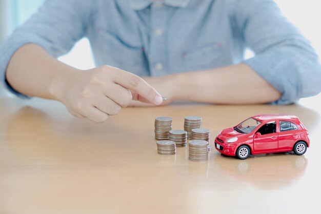 Primer plano de un coche de juguete en la mesa