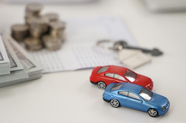 Primer plano de un coche de juguete en la mesa