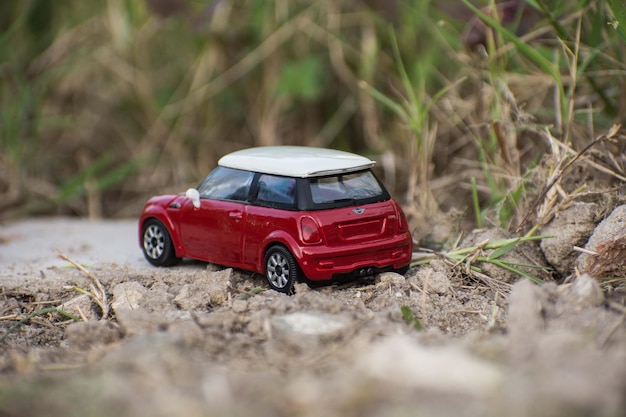 Foto primer plano de un coche de juguete en la tierra