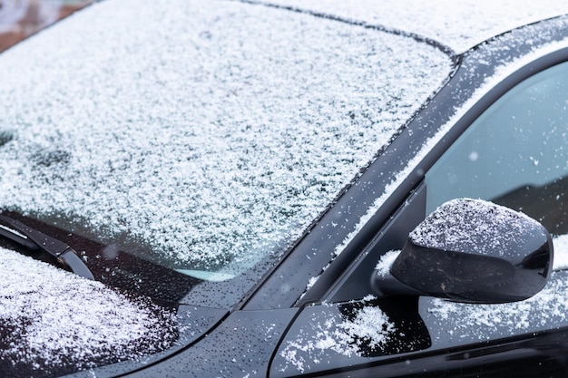 Foto primer plano de un coche mojado durante el invierno