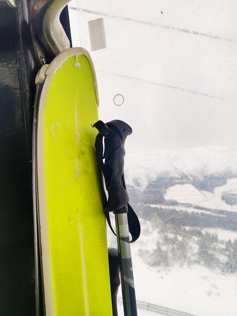 Primer plano de un coche en la nieve