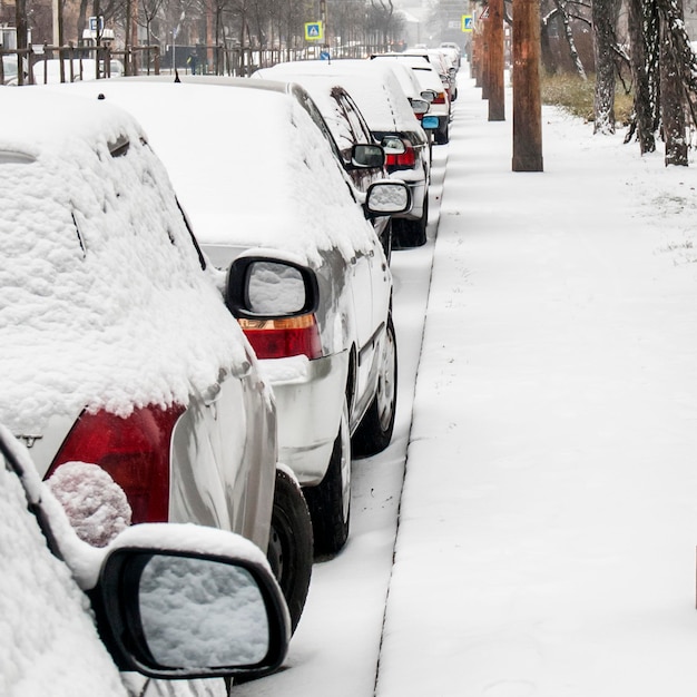 Foto primer plano de un coche en la nieve