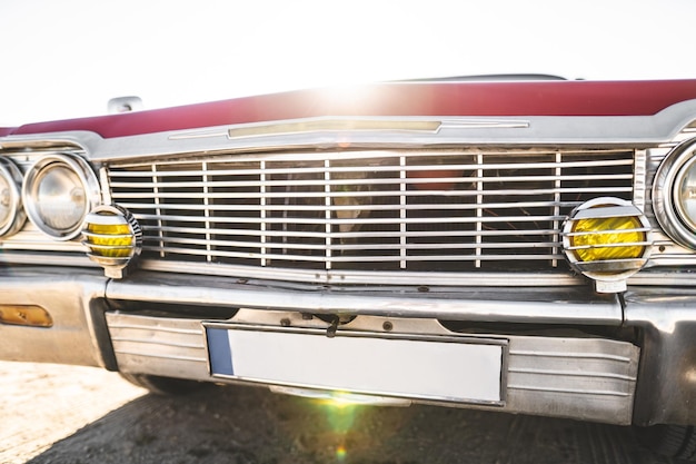 Foto primer plano de un coche retro con faros delanteros