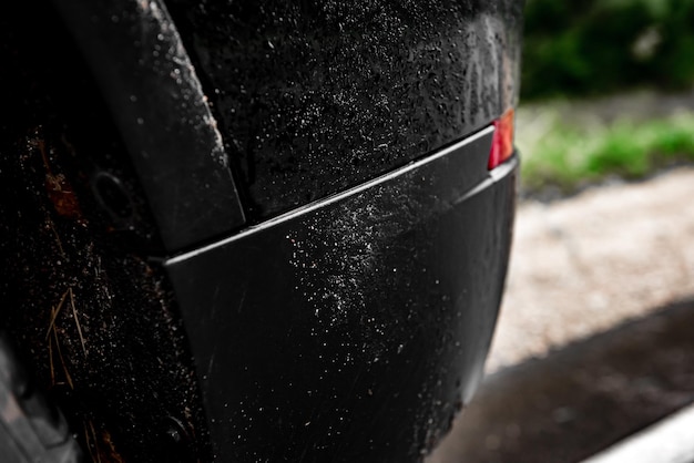 Primer plano de un coche sucio negro.