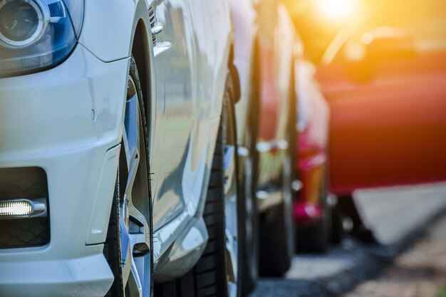 Foto primer plano de coches estacionados en la carretera