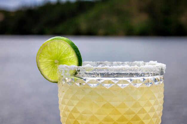 Foto primer plano de cóctel de tequila y cerveza cozumel adornado con sal y una rodaja de limón