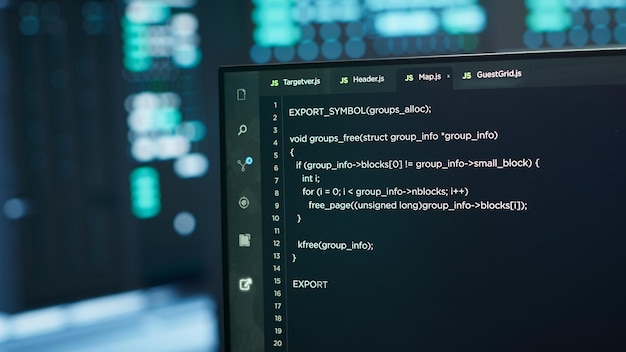 Un primer plano del código que se ejecuta en la pantalla de la PC en un centro de datos de alta tecnología