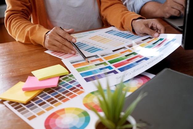 Primer plano de colegas de negocios discutiendo sobre muestras de color en la oficina