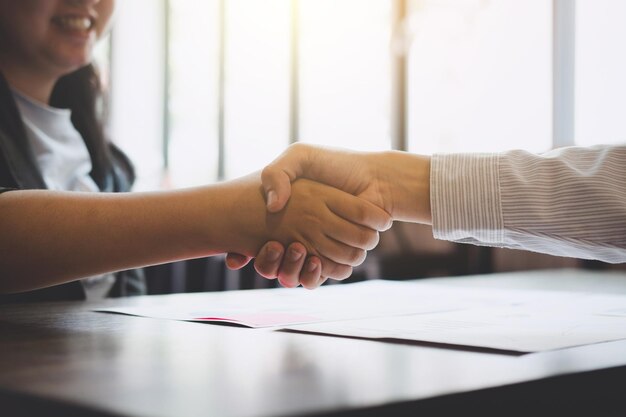 Foto primer plano de colegas de negocios estrechando la mano en la oficina