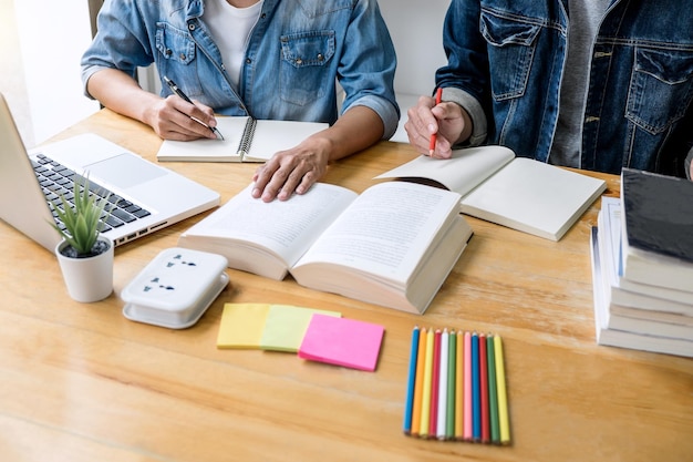 Foto primer plano de colegas de negocios que trabajan en la oficina