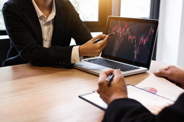 Primer plano de colegas de negocios que trabajan en la oficina