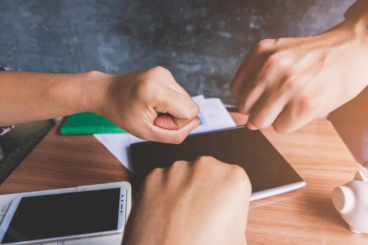 Foto primer plano de colegas de negocios que trabajan en la oficina