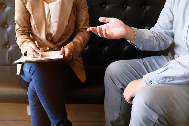 Primer plano de colegas de negocios que trabajan en la oficina