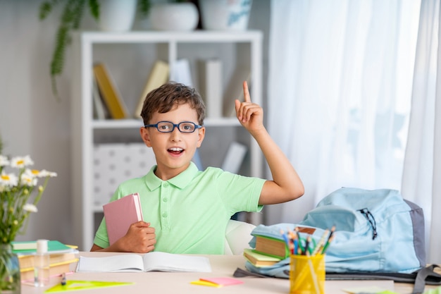 Primer plano de colegial aprendiendo todo desde casa