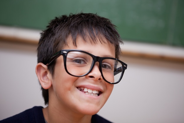 Primer plano de un colegial sonriente