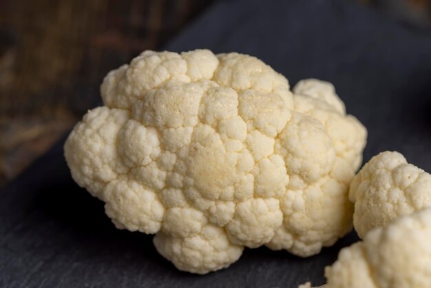 Primer plano de coliflor durante la cocción Coliflor cruda fresca para cocinar