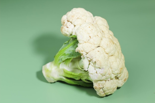 Primer plano de coliflor sobre un fondo verde