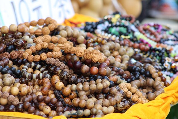 Foto primer plano de un collar para la venta en un puesto de mercado