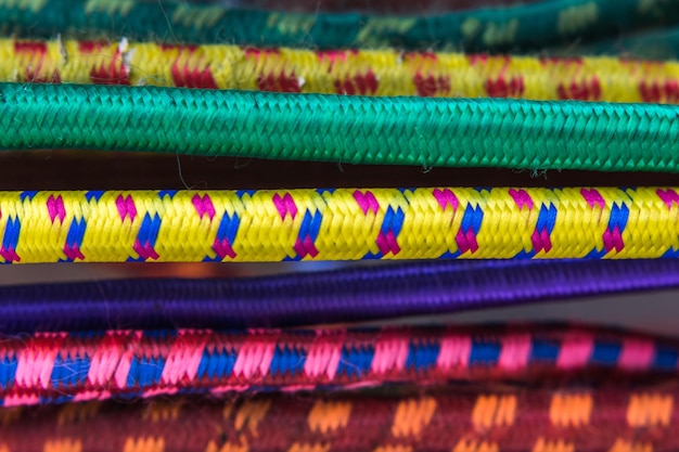 Un primer plano de las coloridas cuerdas de escalada