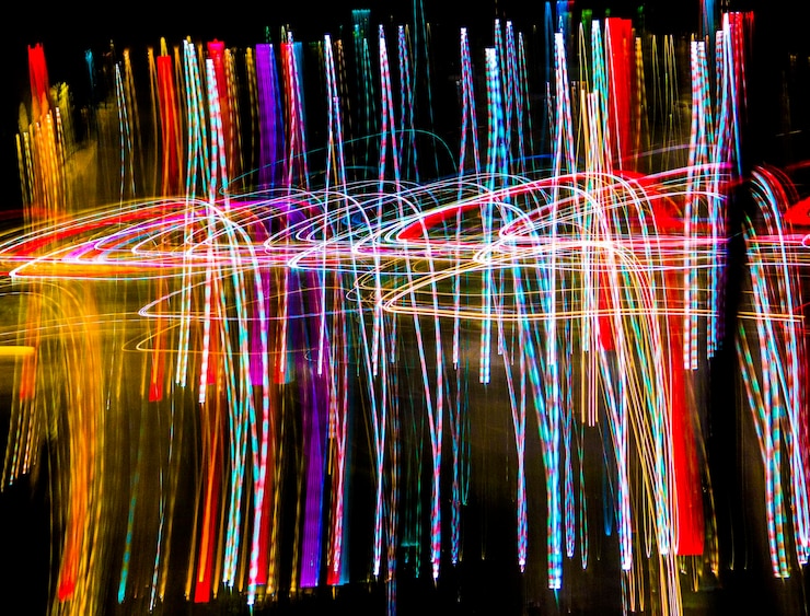 Foto primer plano de las coloridas huellas de luz por la noche