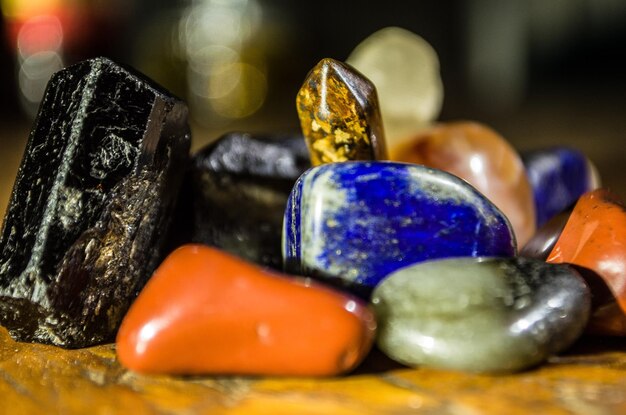 Foto un primer plano de las coloridas piedras preciosas en la mesa