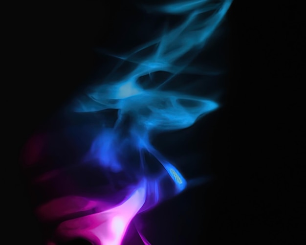 Primer plano de colorido humo de vapor rosa y azul en formas místicas y fabulosas sobre fondo negro mo