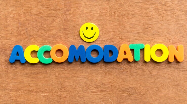 Foto primer plano del colorido texto de alojamiento en una mesa de madera