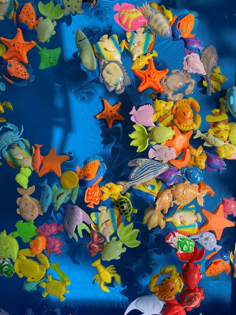 Foto un primer plano de los coloridos confeti