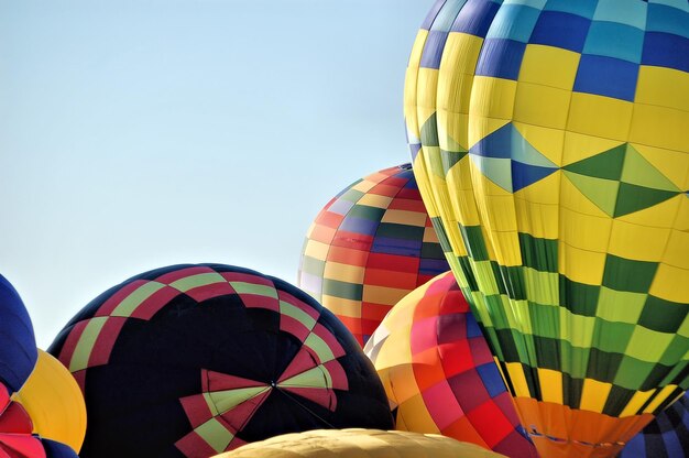 Foto primer plano de coloridos globos de aire caliente contra un cielo despejado