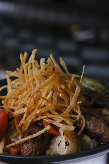 Foto un primer plano de una comida con arroz y carne