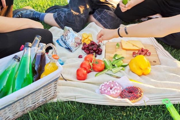 Primer plano de comida y bebida para un picnic en la hierba verde